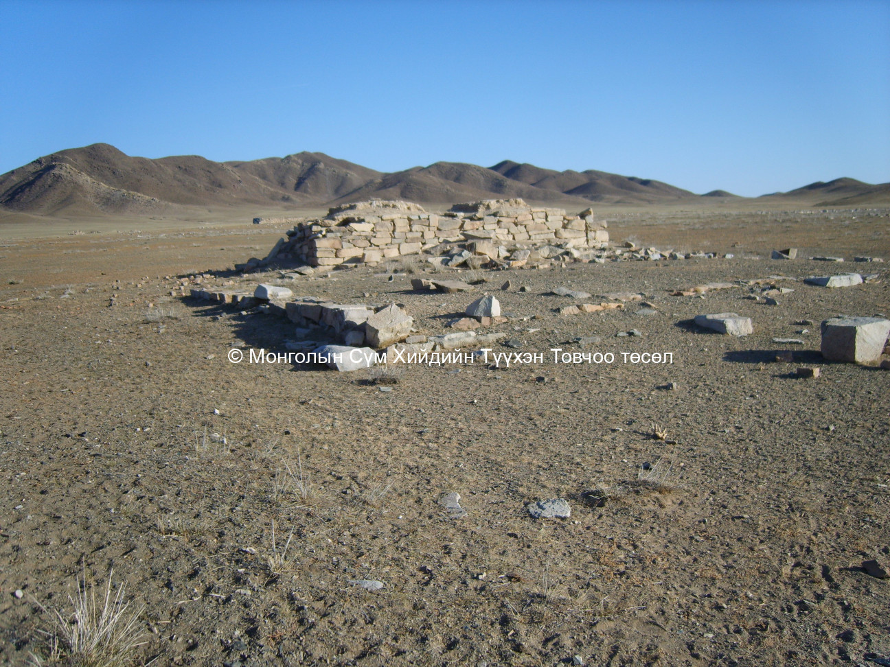 Зүүн дуганы суурийн арын 2 суварганы суурь